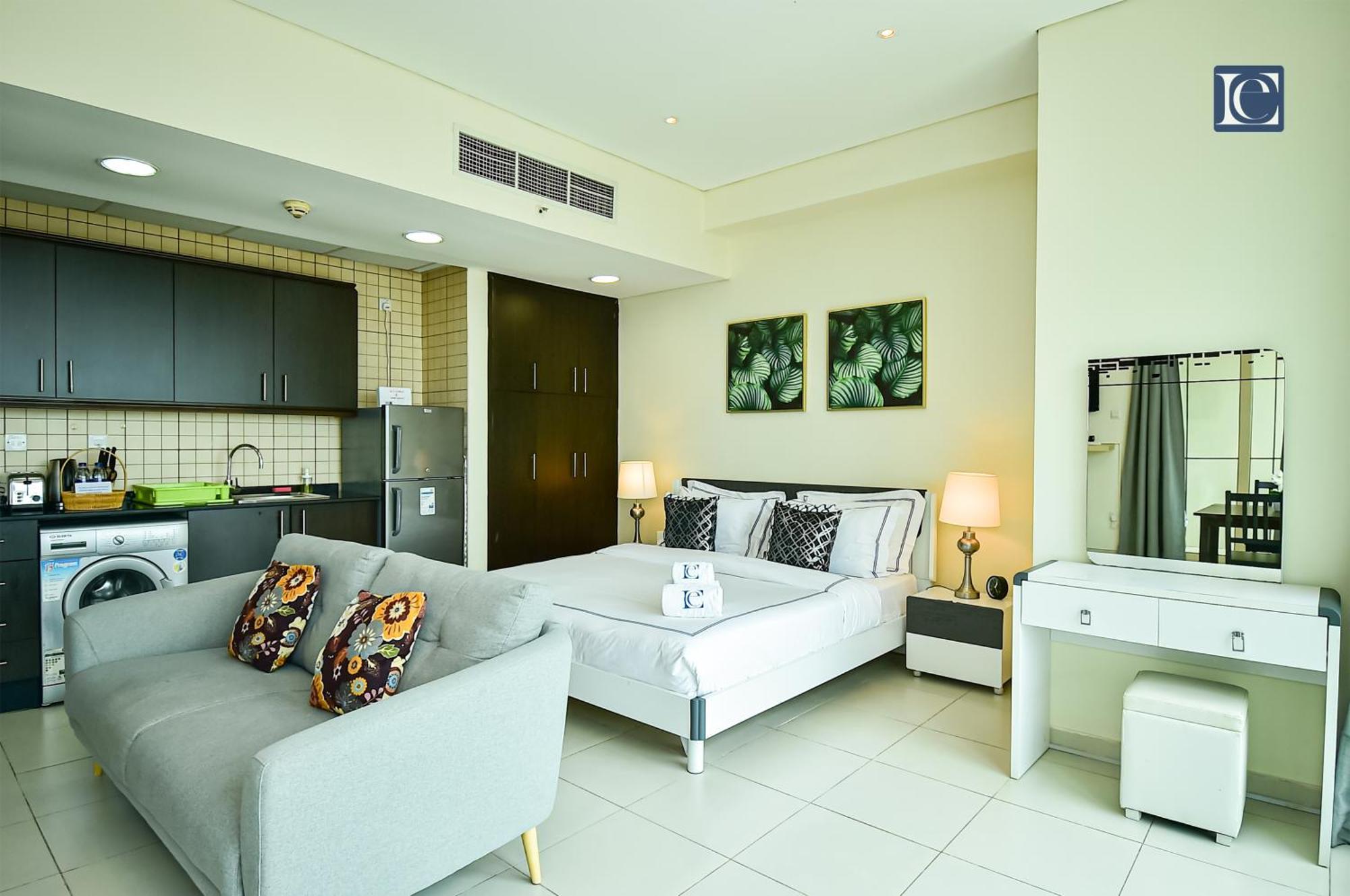 Luxury Escapes - Furnished Studio With Balcony In Royal Oceanic Dubai Bagian luar foto