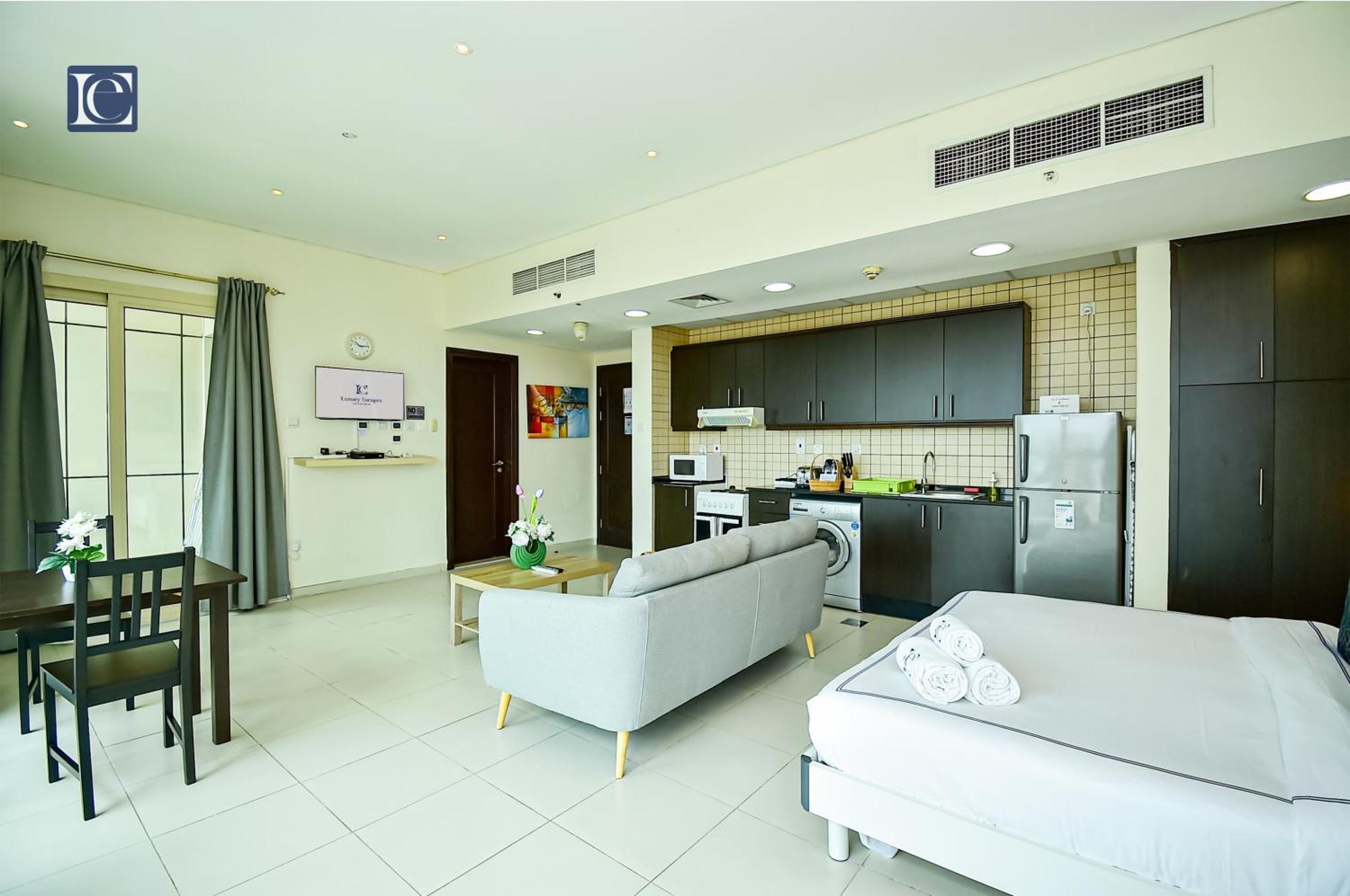 Luxury Escapes - Furnished Studio With Balcony In Royal Oceanic Dubai Bagian luar foto