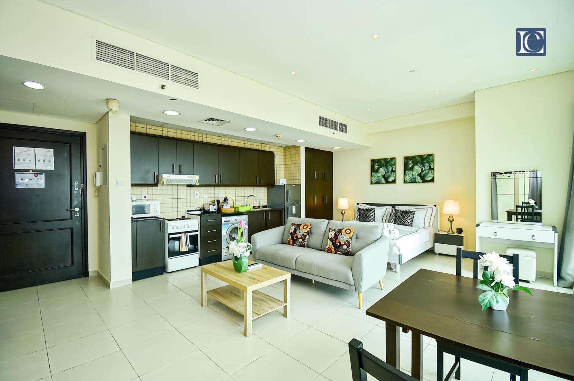 Luxury Escapes - Furnished Studio With Balcony In Royal Oceanic Dubai Bagian luar foto